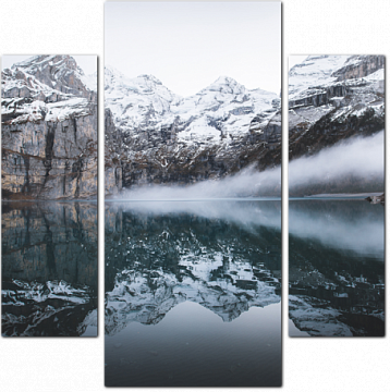 Зеркальное отражение гор в озере