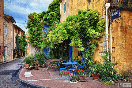 Красивая улица в Виль-сюр-Озон. Прованс. Франция