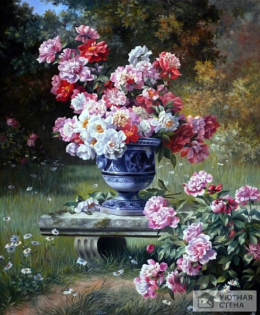 Цветы в вазе в саду