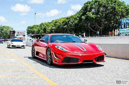 Красный Ferrari на дороге