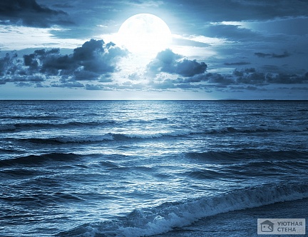 Луна над неспокойным ночным морем