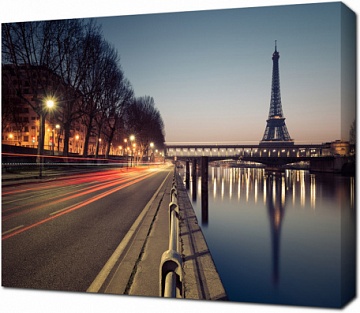 Вид с набережной ночного Парижа на Эйфелеву башню. Франция