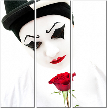 Высококонтрастное изображение белого Пьеро с красной розой