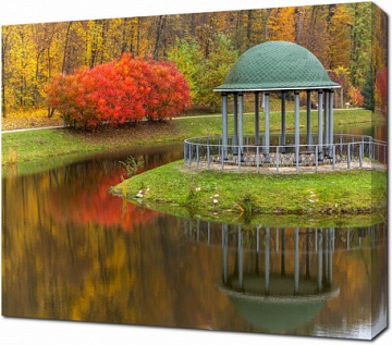 Осенние цвета в парке с прудом и беседкой
