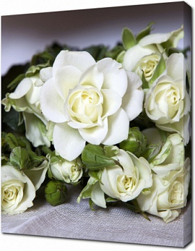 Белые розы в букете