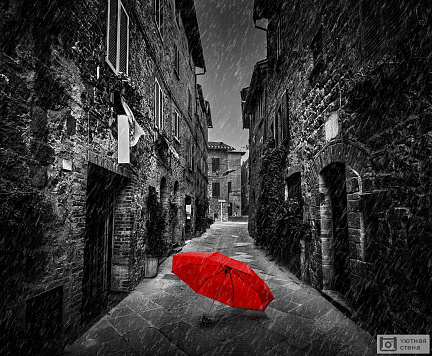 Фотообои Красный зонт на темной улочке Тосканы, Италия