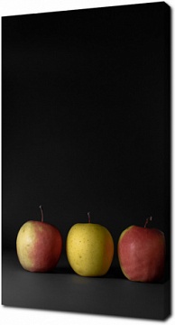 Три яблока на черном фоне