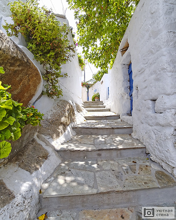 Живописная лестница на острове Тинос. Греция