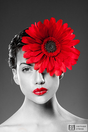 Черно-белый портрет девушки с красными губами и цветком