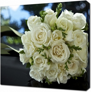 Букет белых роз с зеленью