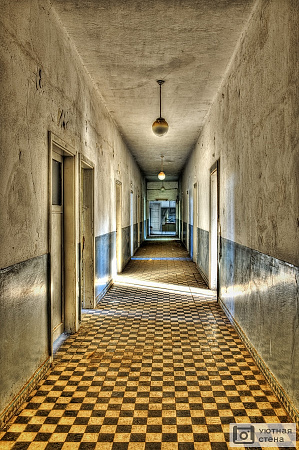 Длинный коридор в заброшенном помещении