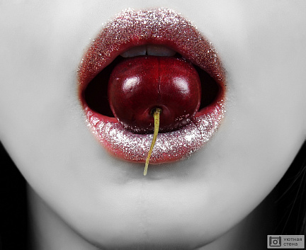 Креативное изображение женских губ с черешней