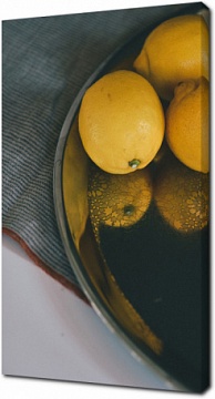 Несколько лимонов на столе