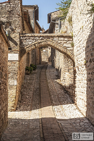Старинная арка на улочках Италии