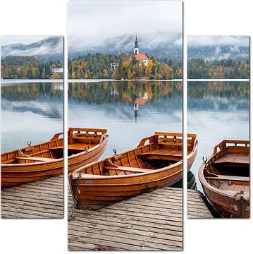 Три деревянные лодки на озере