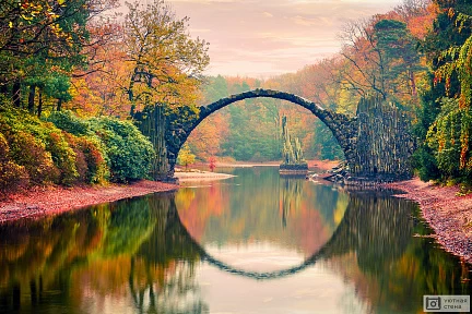 Впечатляющая осень в парке Кромлау, Германия