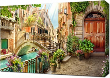 Украшенный цветами дворик в Венеции