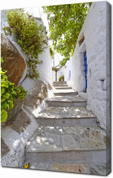 Живописная лестница на острове Тинос. Греция