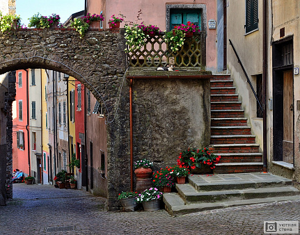 Итальянская улочка с аркой