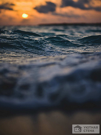Беспокойное море во время заката