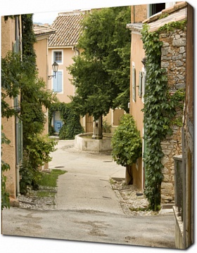 Французская улочка в зелени