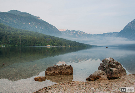 Фотообои Спокойное озеро окруженное горами