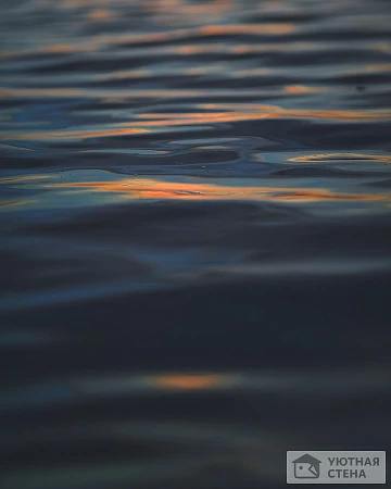 Закат на поверхности воды
