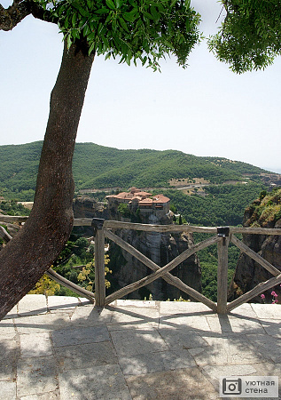 Терраса с видом на монастырь