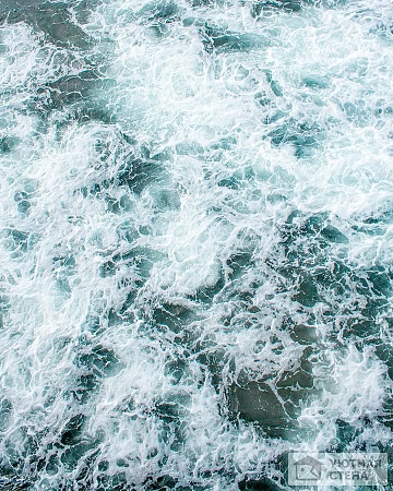 Бушующий поток воды