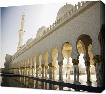 Мечеть в Абу-Даби, вид сбоку