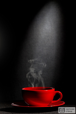 Красная чашка горячего кофе на черном фоне