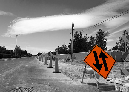 Знак дорожного строительства на черно белой фото