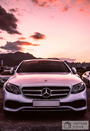 Автомобиль Mercedes-Benz на стоянке на фоне заката