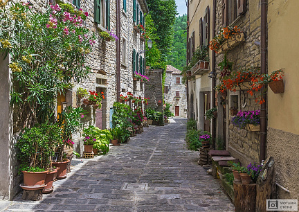 Итальянская улица в маленьком городке Тосканы