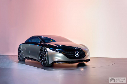 Серебряный Mercedes-Benz, концепт-кар в автосалоне