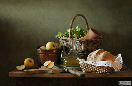 Натюрморт с яблоками и свежим хлебом