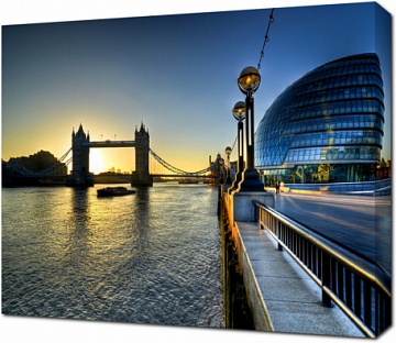 Восход над Тауэрским мостом в Лондоне. Англия