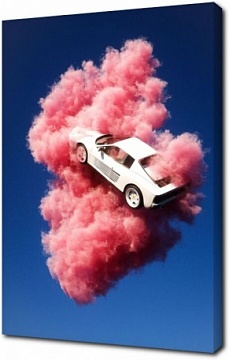 Гоночная машина в облаке розового дыма
