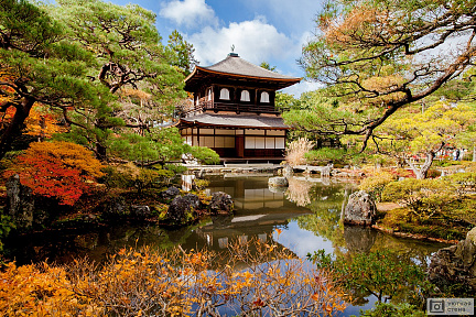 Золотой павильон в парке Киото, Япония