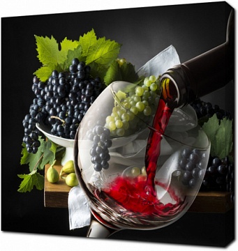 Красное вино наливают в бокал