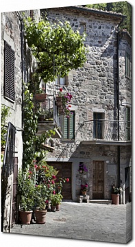 Традиционный итальянский дом в небольшом поселке. Радикофани