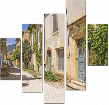Улица в маленьком городке в Провансе. Франция