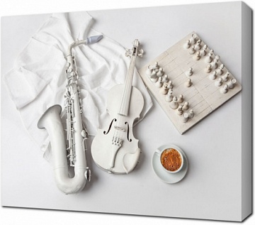 Композиция с саксофоном в белом цвете