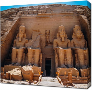 У входа в храм Рамзеса II. Египет