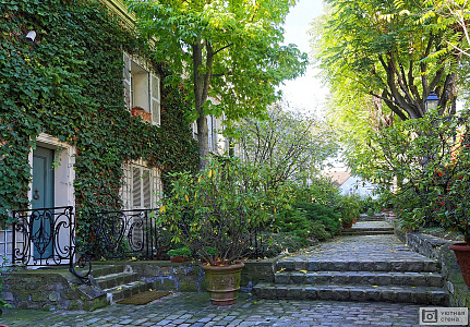 Красивая улица на холме Монмартр в Париже
