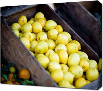 Лимоны в деревянном ящике