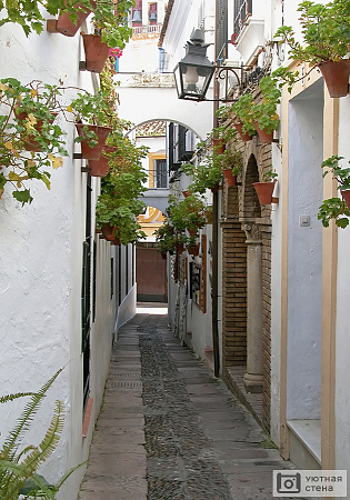 Узкая улица в Испании