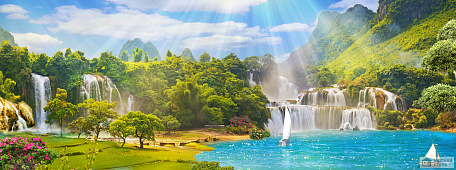 Озеро с водопадами под ярким солнцем
