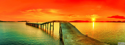 Панорамное изображение причала в море на закате
