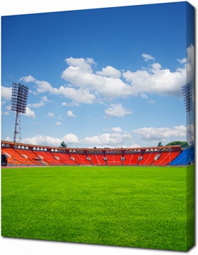 Пустое зеленое поле стадиона